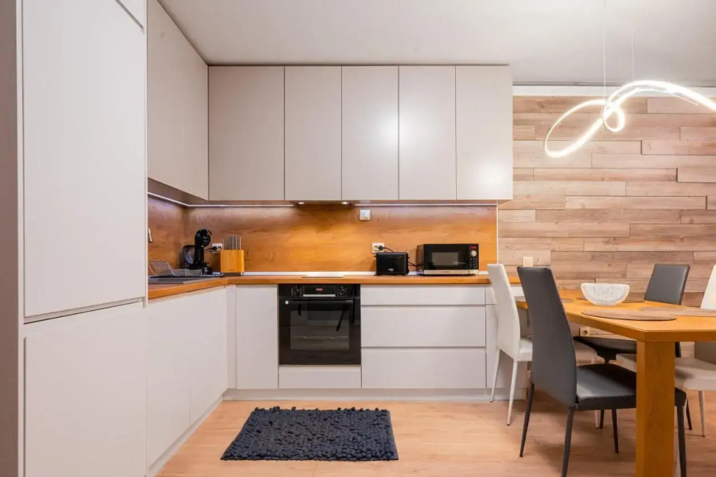 New Stylish 1-bedroom Flat in Business District