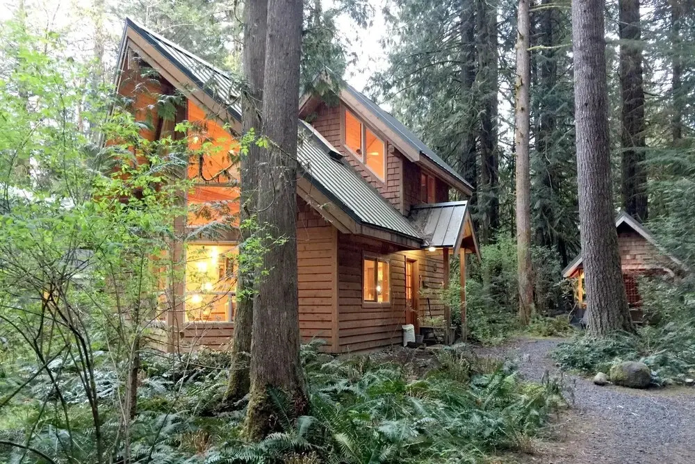 Snowline Cabin #4 - Pet-friendly Cedar Cabin With a Private Outdoor hot Tub!