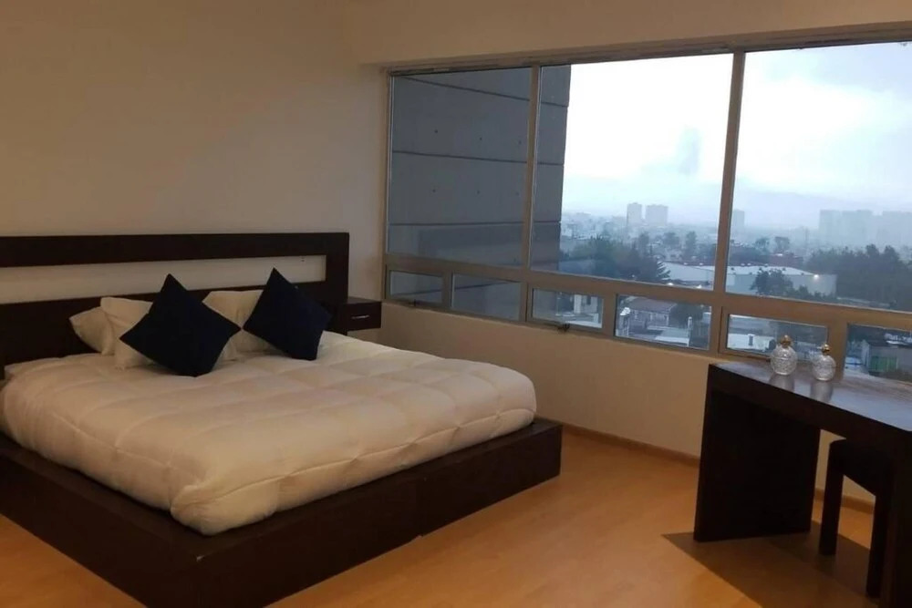 Bright and Modern Duplex With Amenities and Staff