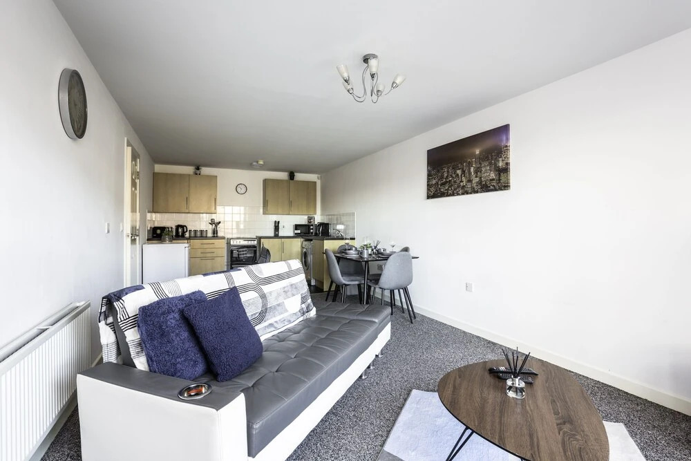Large Apartment With Balcony Free Parking & Fast Wifi