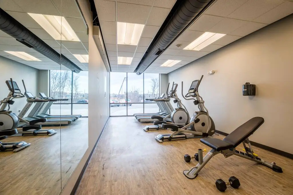 Top Floor!  Amazing Views, Free Parking, Fast Wifi & Gym!