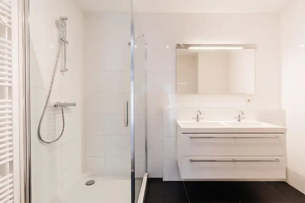 Harbor Breeze: Modern Stay