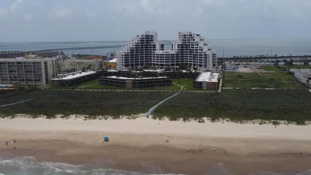 2 Level Beachfront Luxury 2 Bedroom Home by Redawning