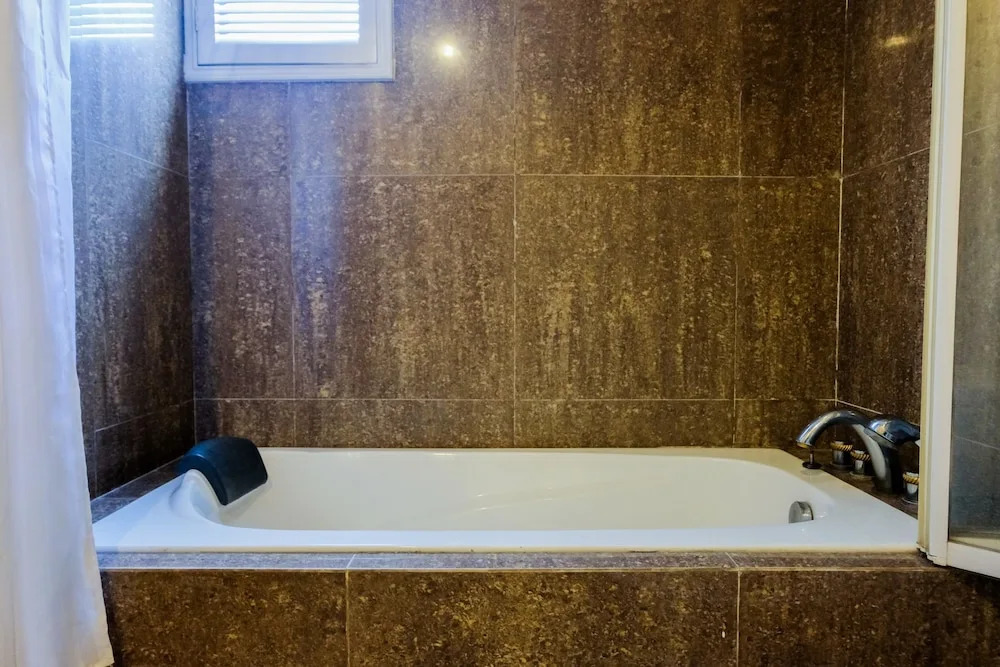 Spacious 2BR Park Royale Apartment