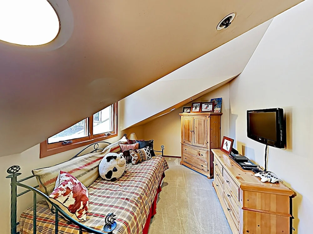 Lodge-inspired Lakeside - Walk To Lifts! 3 Bedroom Townhouse