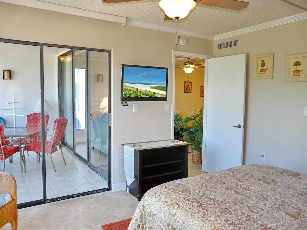 Stylish Condo Across From South Beach