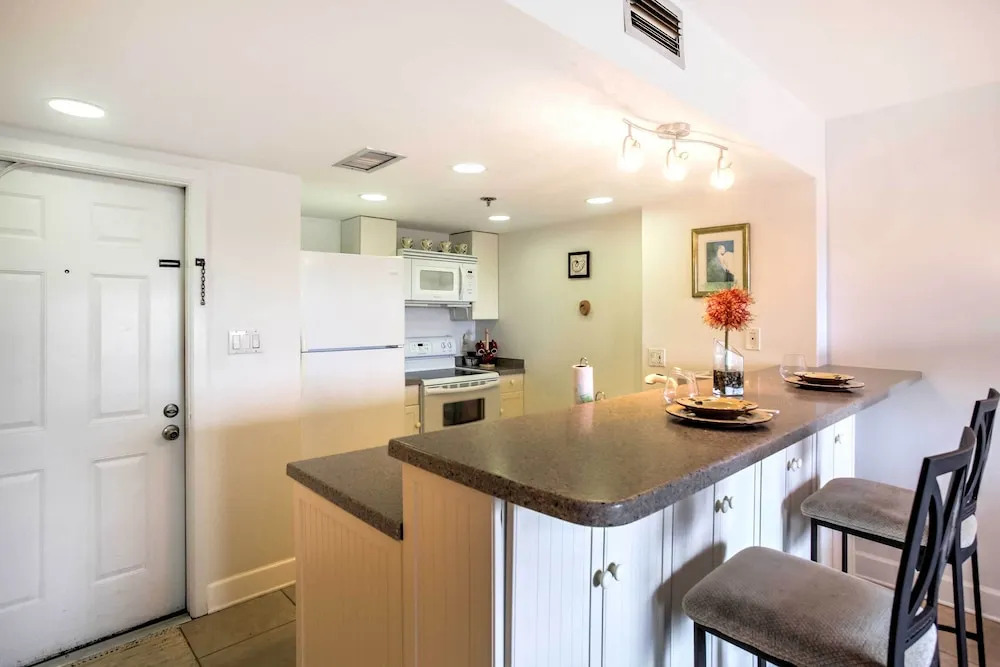 Resort-style Condo w/ Pool: 19 Miles to Fort Myers
