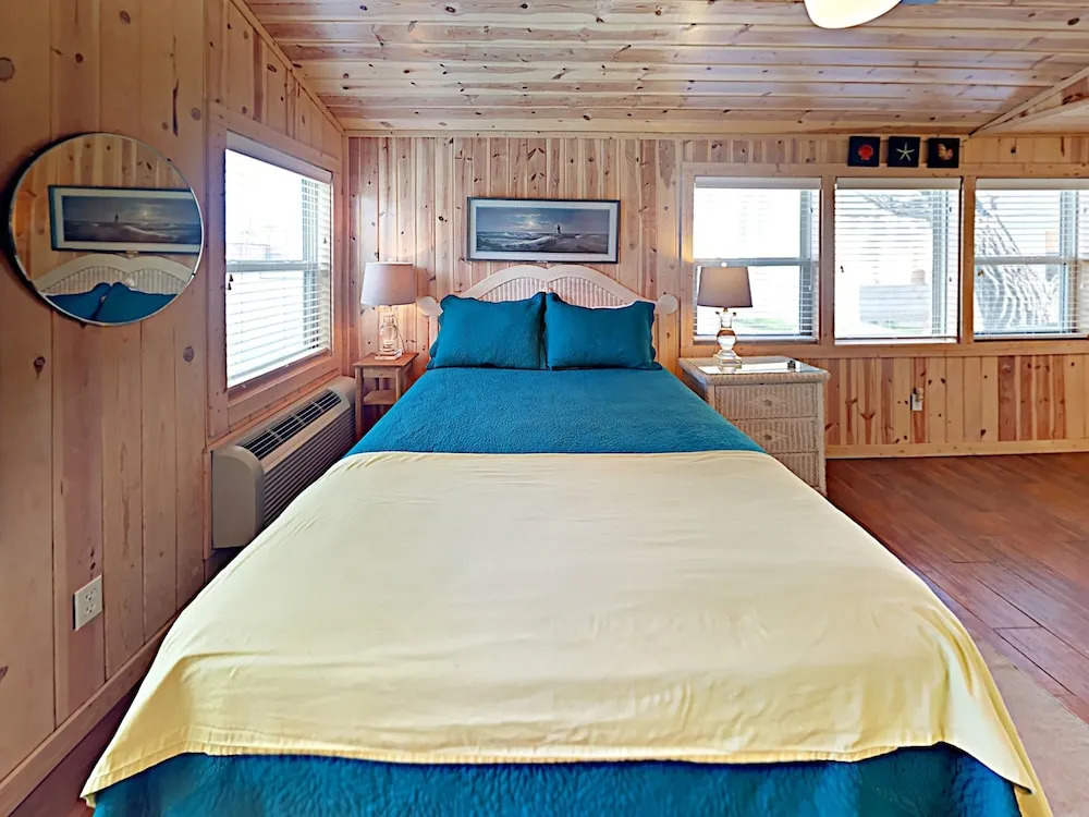 Salt Pines Cottage on 9th Street 3 Bedrooms 2 Bathrooms Home