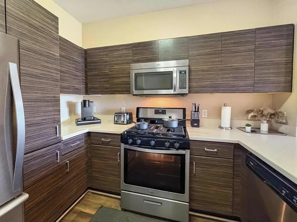 Charming 2BR Retreat Pool Gym 10min to Disneyland