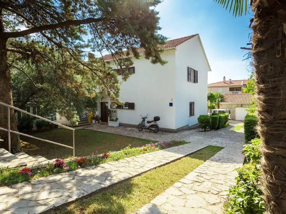 Spacious Holiday Home near Sea