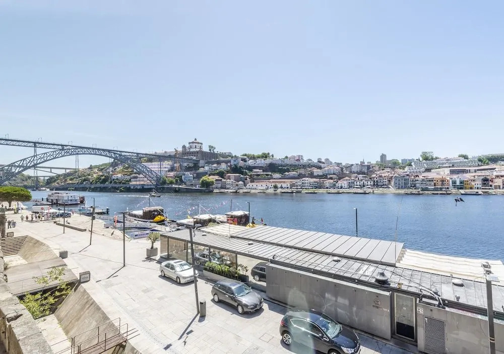 Oporto Street Fonte Taurina - Riverfront Suites