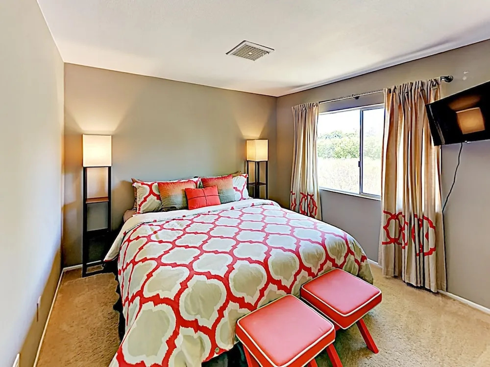 Contemporary - 5 Br Home