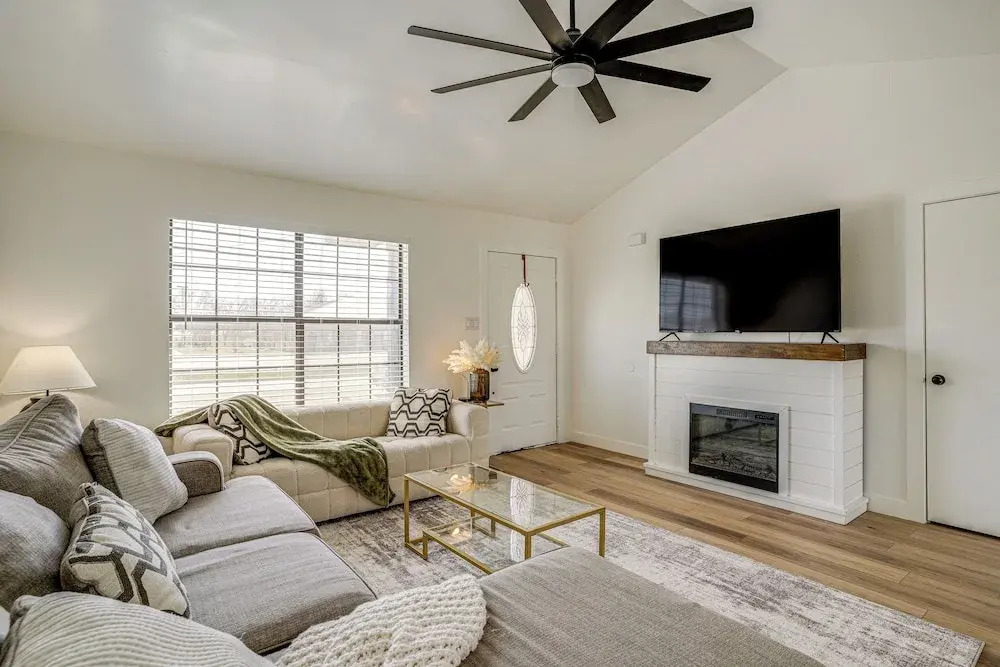 7 Mi to Lake Bridgeport: Home w/ Yard & Grill!