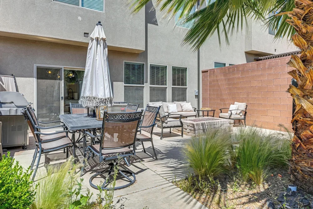 Pool Access, Private Hot Tub: Sleek Washington Gem