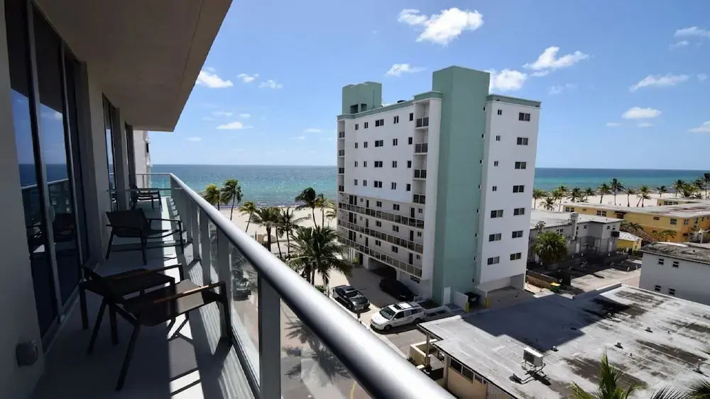 Spectacular 1 Bed Plus Den On To The Amazing Hollywood Beach