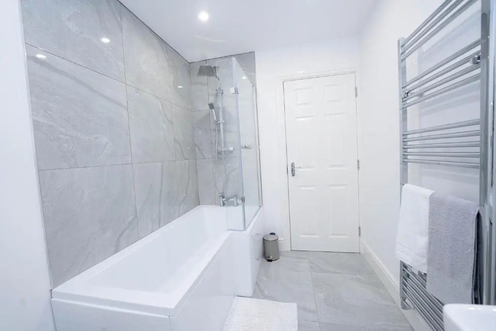 Entire Modern Home with Private Parking for 6/8 Persons