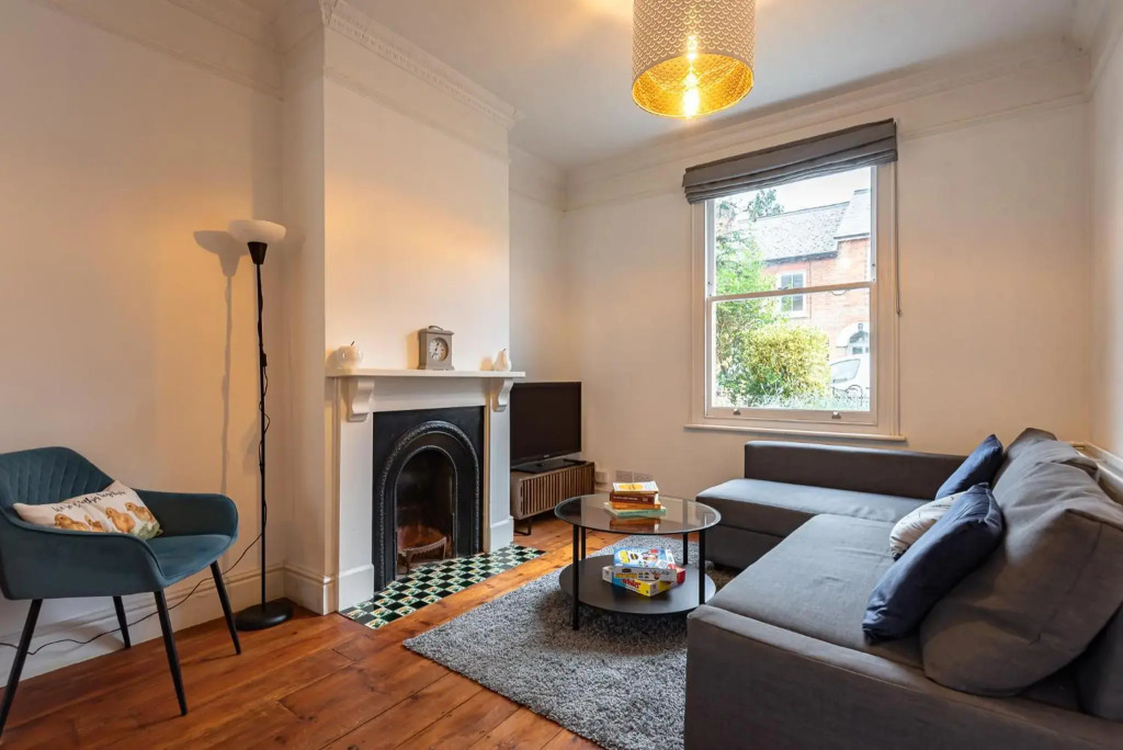 Sleeps 6 - 2 Bedroom Reading House - With WiFi, Netflix, Parking & Garden by JDF Property