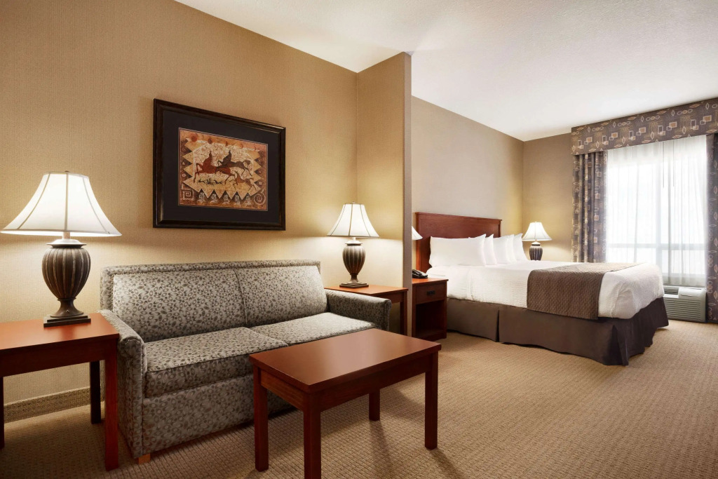 Days Inn & Suites by Wyndham Strathmore
