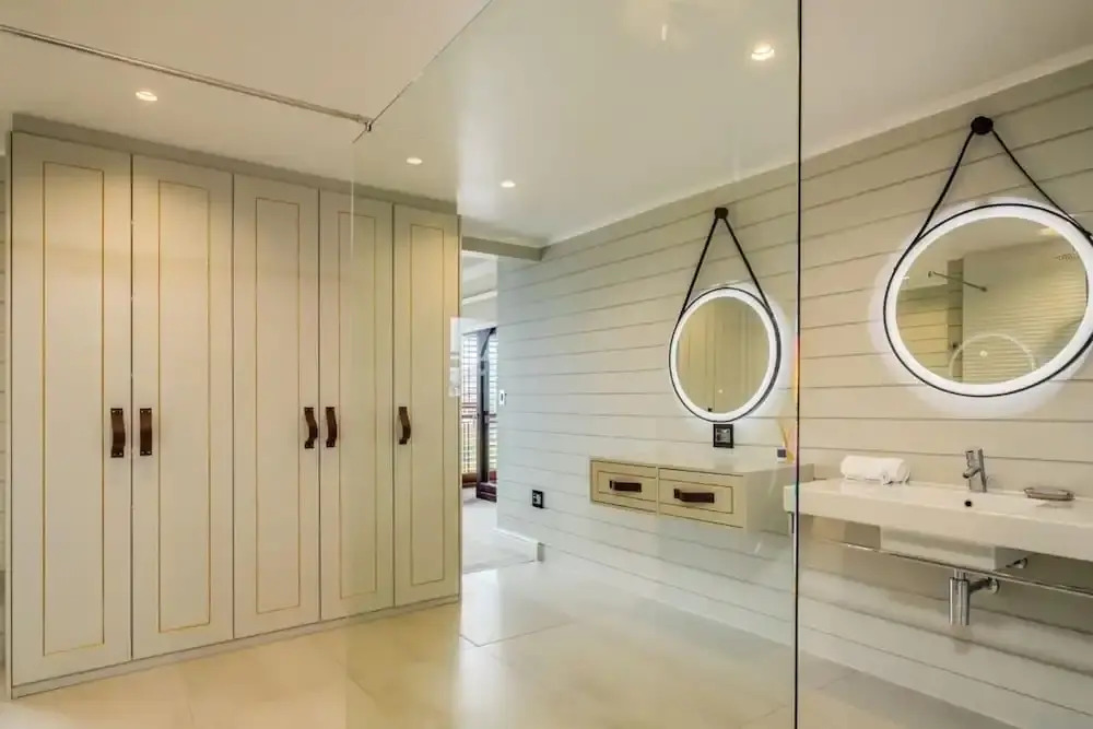 Spacious Apartment With Pool in Camps Bay