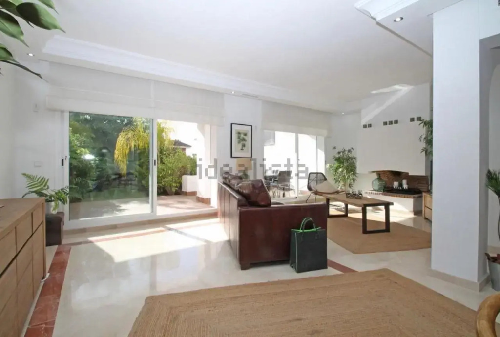South faced 4 bdrm townhouse with pool in Marbella