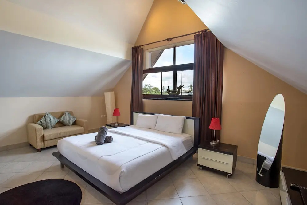 Beautiful 5BR Villa Felicity, Pool & Garden, near Naiharn