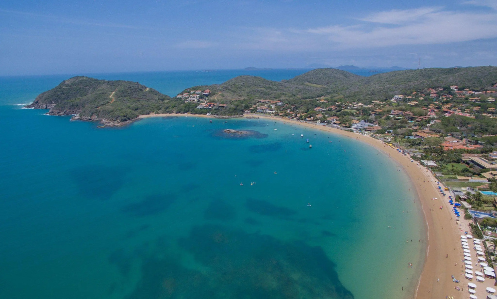 Mansão Beira Mar com Cinco Suítes na Praia da Ferradura - Por Luxury Rentals