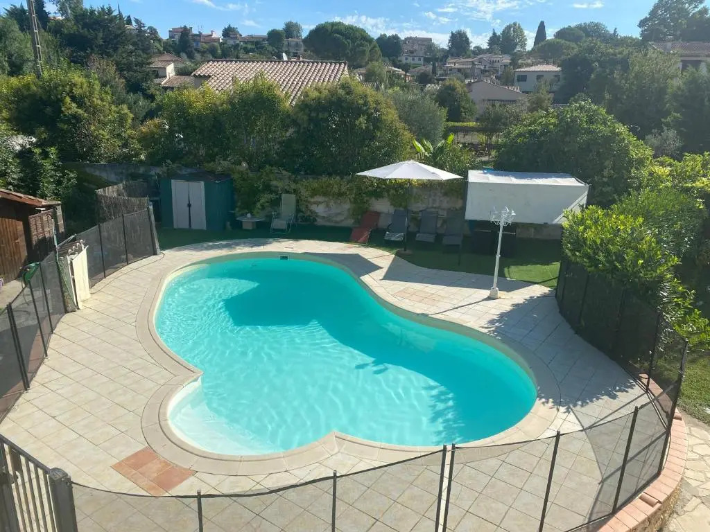 3 Pièces climatisé en rez de jardin avec piscine