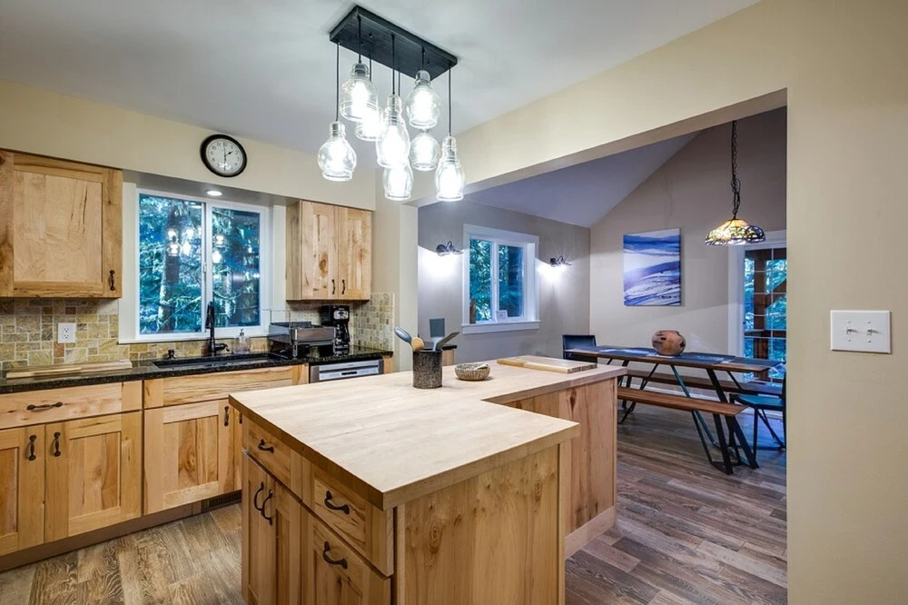 69SL - Upscale - Hot Tub - Wi-Fi - BBQ - Sleeps 8
