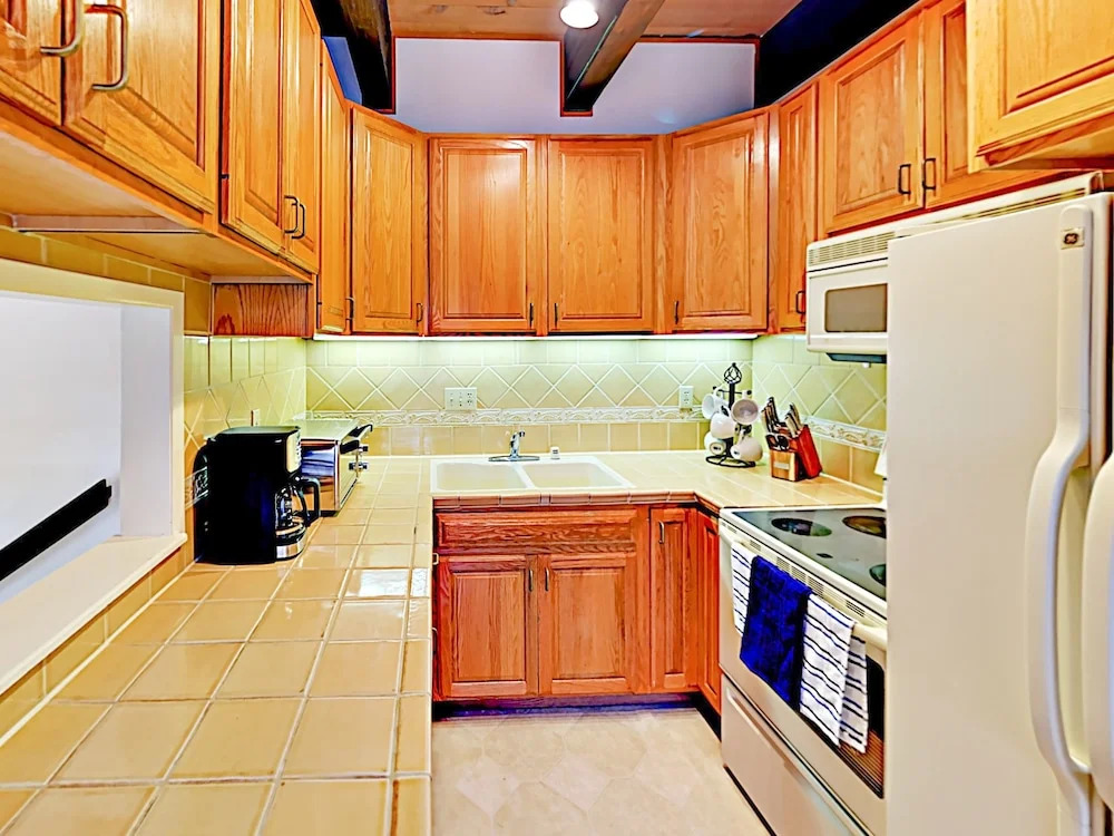 Sunny Unit 13 - 3 Br Condo