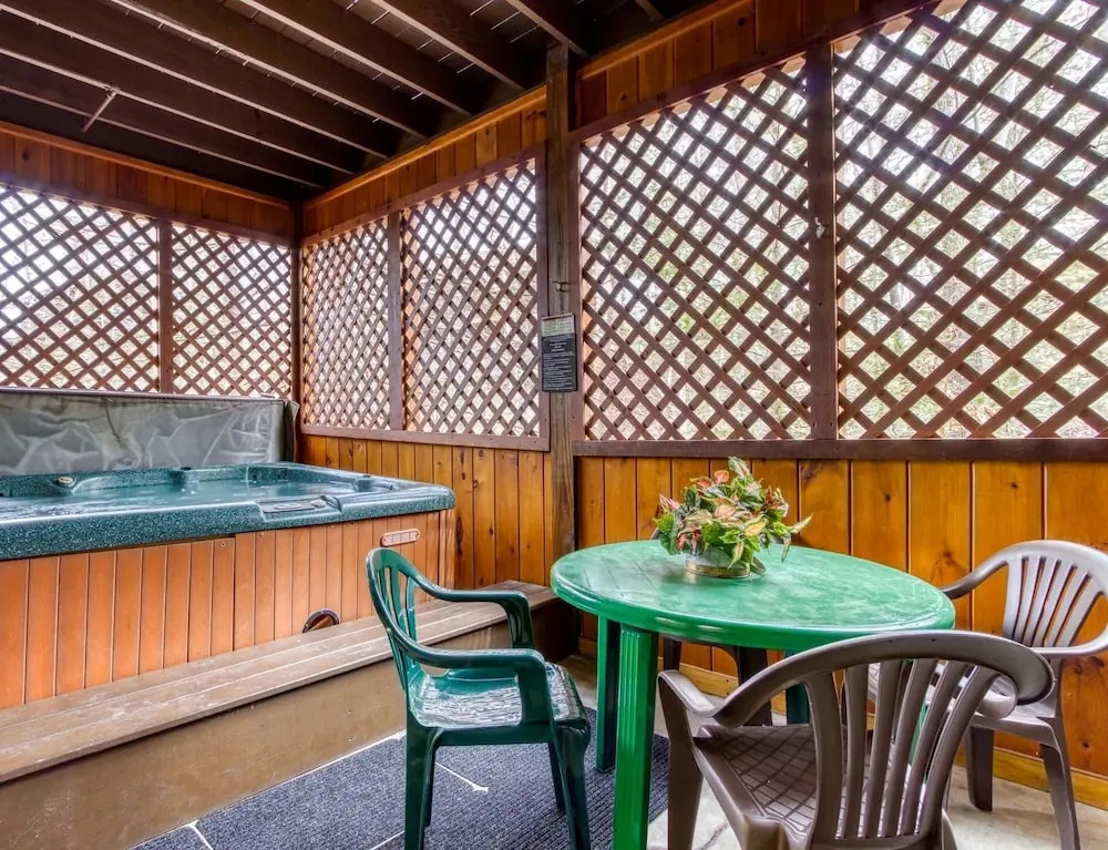 ER92 - Virginias Villa - Great location! Close to all the action! cabin