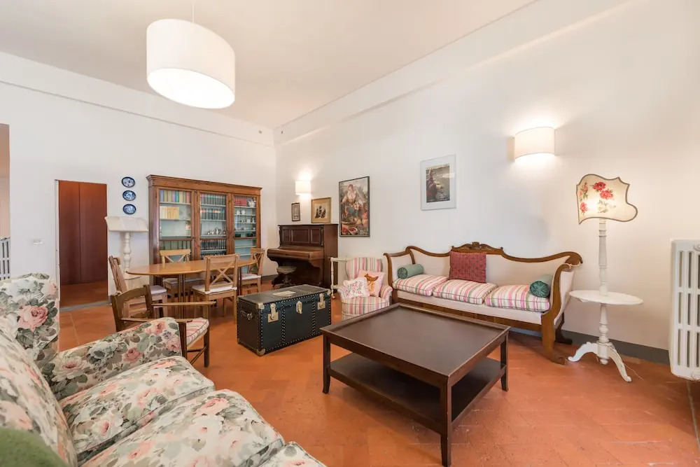 Pitti Large Apartment With Balcony