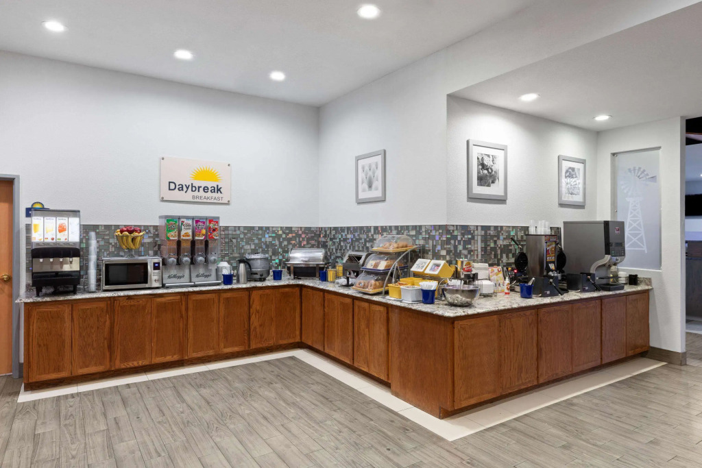 Days Inn & Suites by Wyndham Lubbock Medical Center