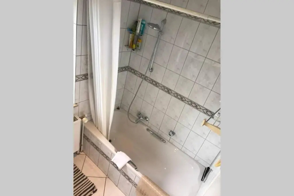 bahnhofsnahe, ruhige und sonnige 2 Zimmerwohnung im Dichterviertel (bis 4 Personen)