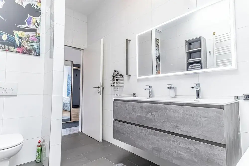 Luxury AC Balcony Apartment City Center
