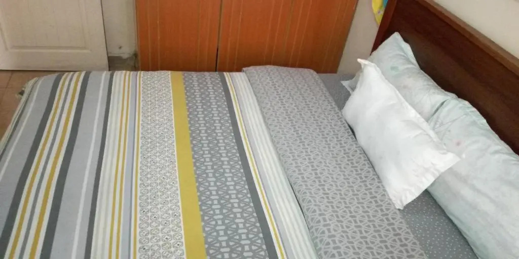 1 BD TRM Drive. WiFi & DSTV. Spacious & Quiet. Discrete location. Flowing Water & Reliable Power.