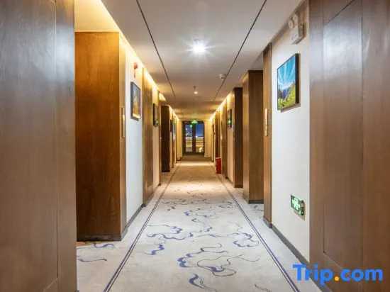 Tekesi Phoenix International Hotel