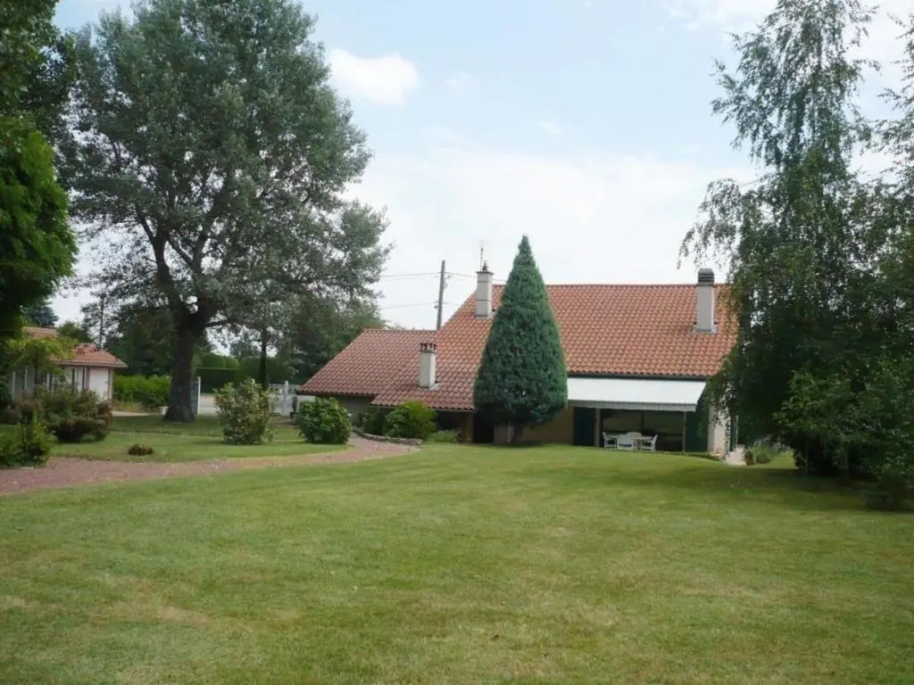 Maison spacieuse avec jardin et cheminée à Renaison - FR-1-496-110