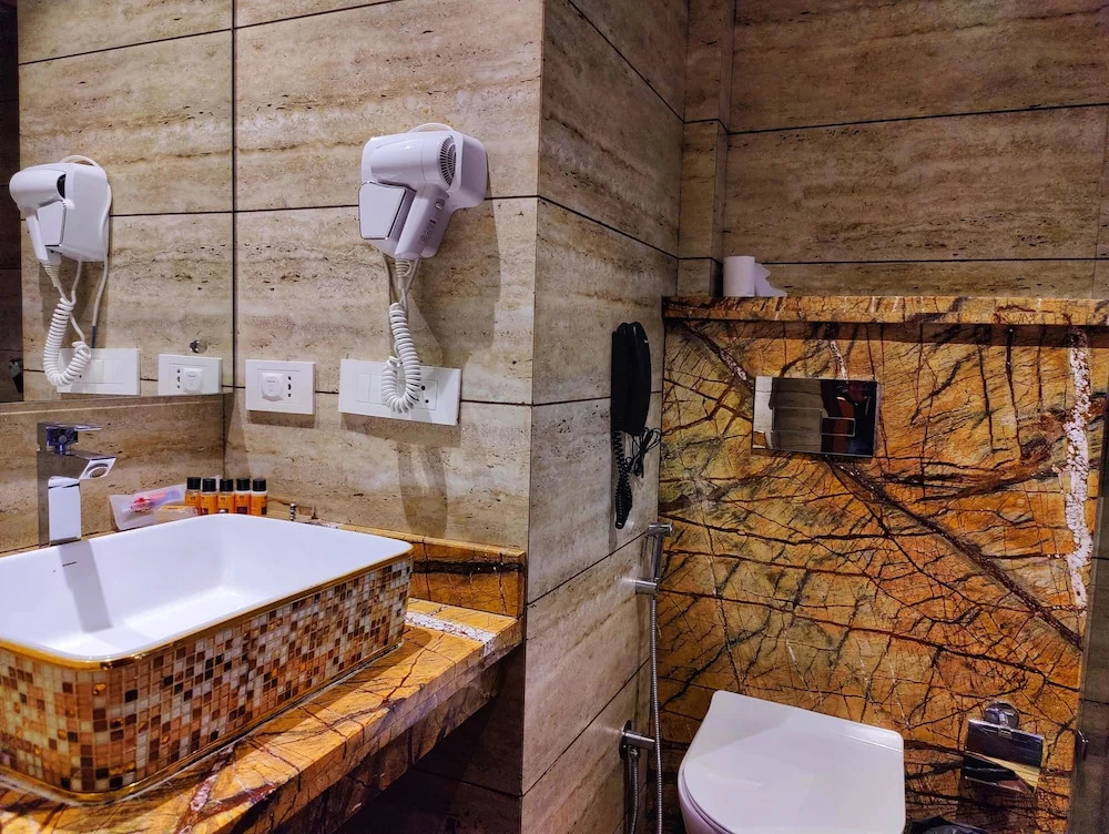 Royale Retreat Hotel & Spa Near Mall Road