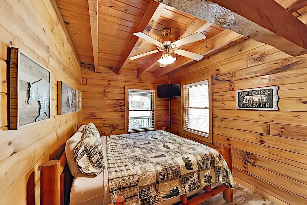 Secluded Creekside W/ Private Hot Tub 4 Bedroom Cabin