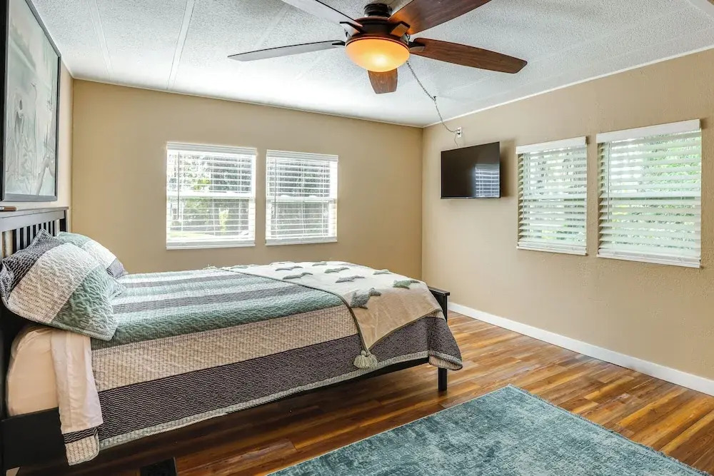 Lakefront Home w/ Hot Tub & Dock in Orlando!