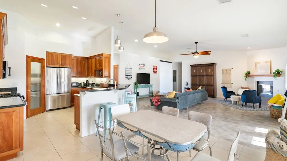 Hillside Desert House - Hot Tub, Fire Pit And Bbq! 3 Bedroom Home by RedAwning