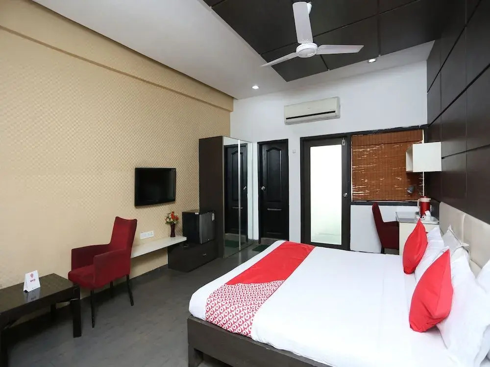 OYO 11939 Hotel Queens Club of India