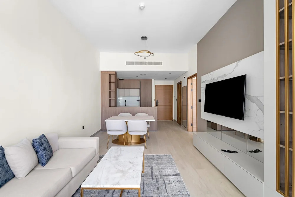 Luxurious 1 Bedroom Retreat With Pool gym and Game