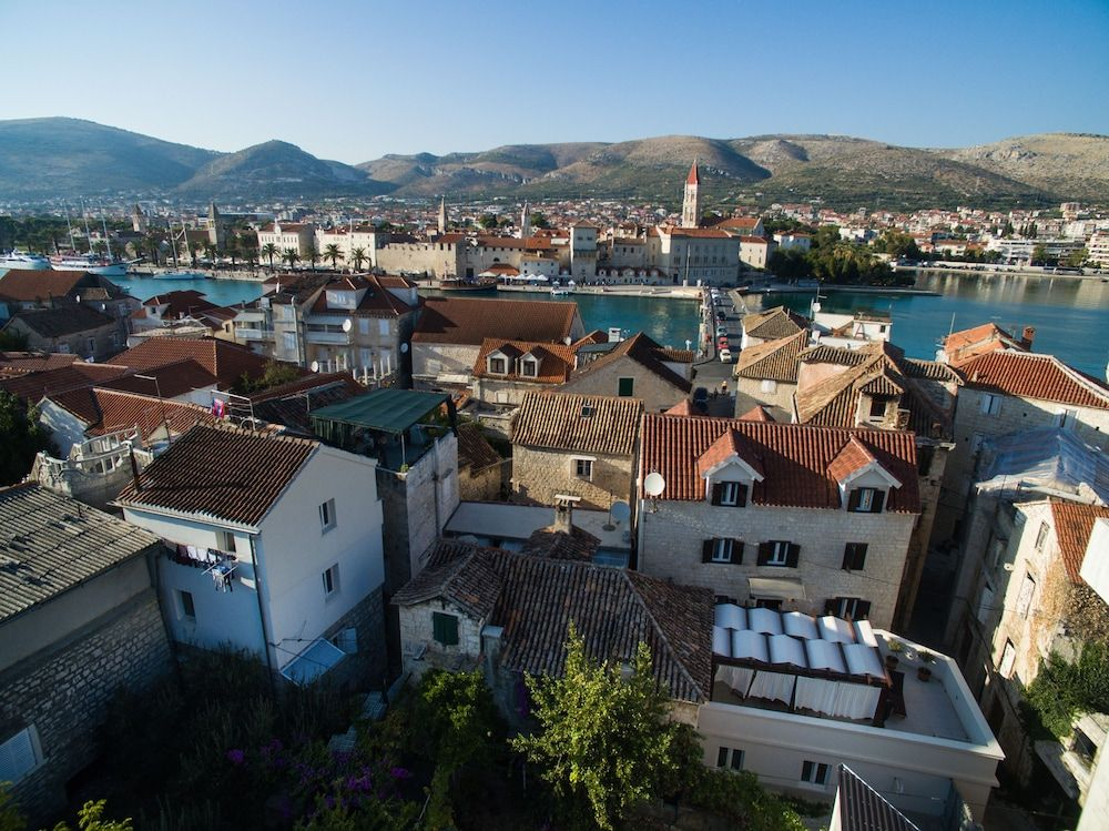 Tinel Longo, holiday home for up to 8, city center, BBQ, terrace