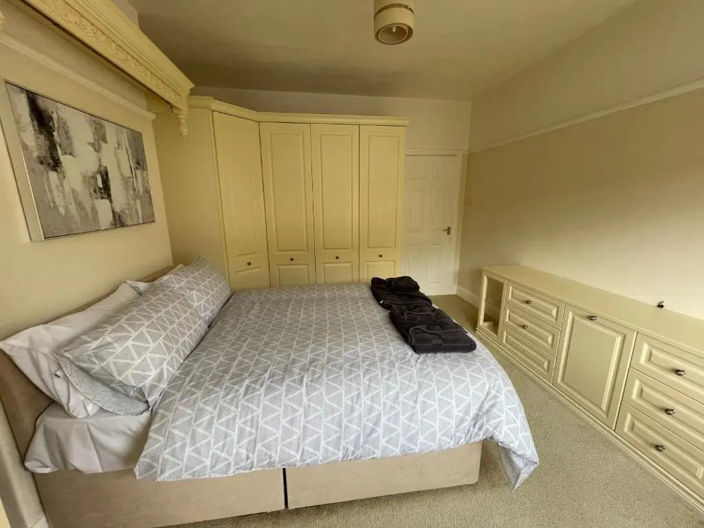 1st floor 2 bedroom apartment with park views and garden.