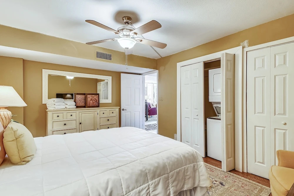DP 202C Recently renovated 2 bedroom condo near Destin Harbor and amazing views by RedAwning