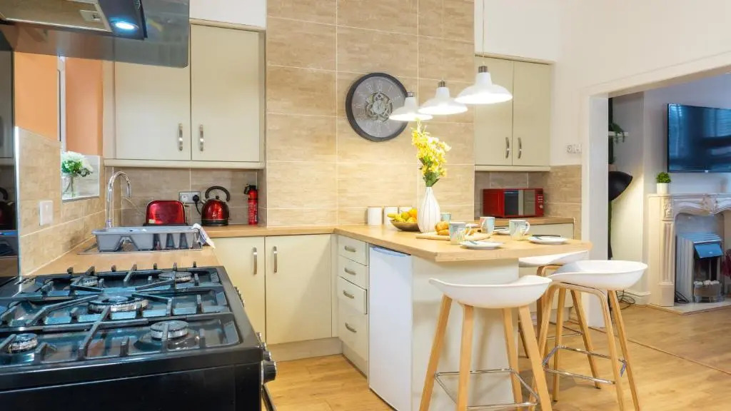 Air Host and Stay - Daisy House - Large 3 bedroom sleeps 8 10 minutes from city centre