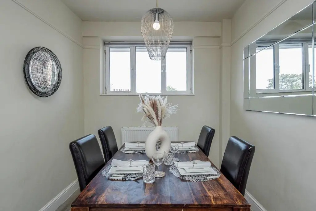 Perfect Location 2 Bed South Kensington Knightsbridge Chelsea with AC