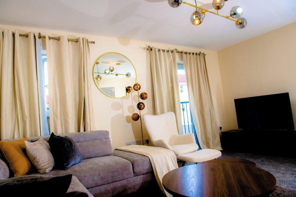 House - Sleeps 7 - Parking - 10min Drive to Centre