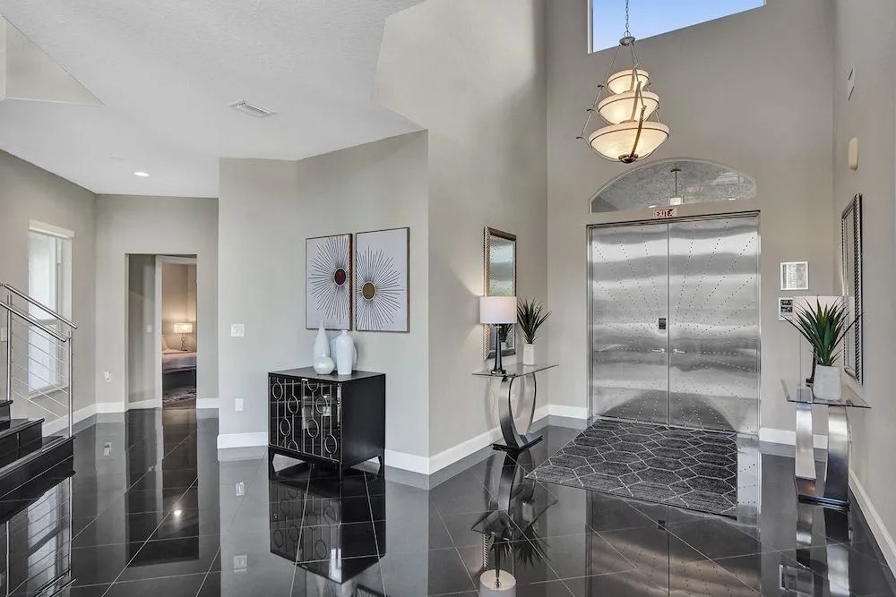Lavish 8 Br Estate with Pool & Courts
